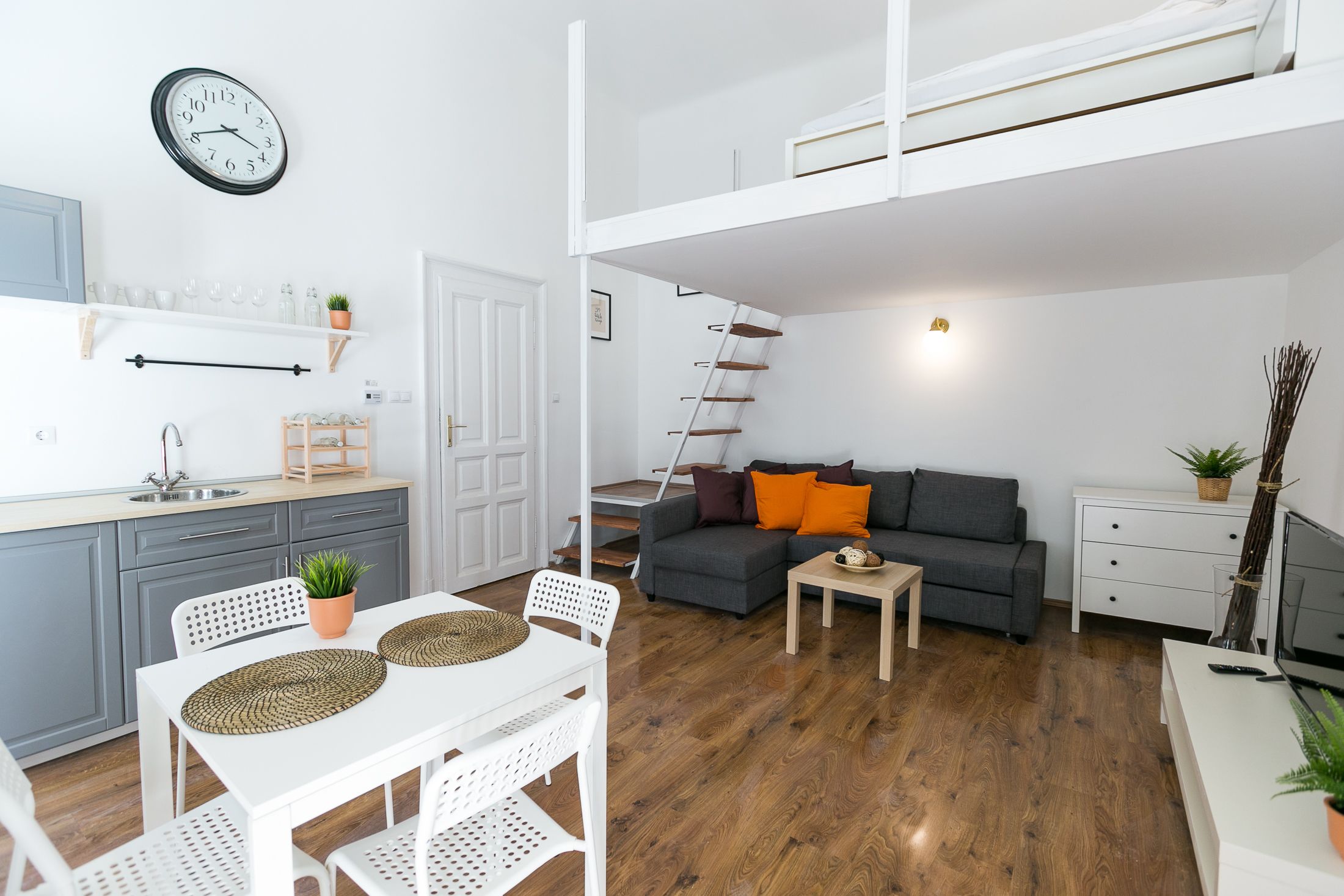 ซิตี้อพาร์ทเมนท์, 4 ห้องนอน | บริเวณนั่งเล่น | ทีวีจอแบน