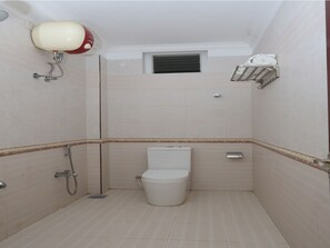 Phòng đôi hoặc 2 giường đơn | Phòng tắm | Đồ dùng nhà tắm miễn phí, khăn tắm 