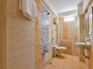 Habitación con 1 cama matrimonial o 2 individuales | Baño | Amenidades de baño gratuitas y toallas 