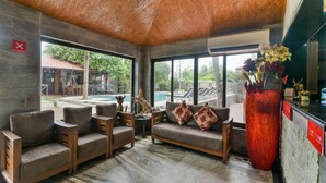 Lobby sitting area - OYO 4977 Kristal Sands Beach Resort (Calangute)