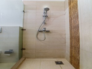 Doppel- oder Zweibettzimmer | Badezimmer | Kostenlose Toilettenartikel, Handtücher