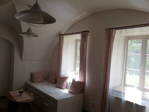 Apartemen Deluks, 2 kamar tidur, Bebas Asap Rokok, teras | Ruang keluarga