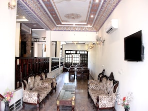 Área de estar no saguão