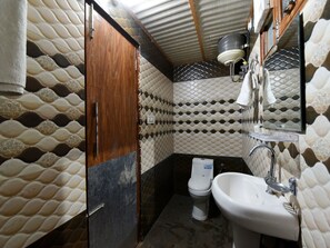 Habitación con 1 cama doble o 2 individuales | Baño | Artículos de higiene personal gratuitos y toallas