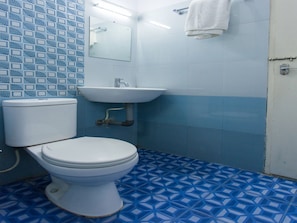 Articles de toilette gratuits, peignoirs, chaussons, serviettes fournies