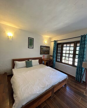 semi deluxe | Iron/ironing board, free WiFi, bed sheets - Frozen Woods Resorts (Kosiyakutoli)