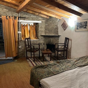 Habitación Deluxe | Tabla de planchar con plancha, wifi gratis y ropa de cama 