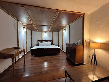 Tabla de planchar con plancha, wifi gratis y ropa de cama