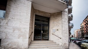 A building with a marble facade, a large glass door, and a staircase leading to the entrance. - 10 Minutes B&B (Verona)