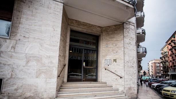 A building with a marble facade, a large glass door, and a staircase leading to the entrance. - 10 Minutes B&B (Verona)