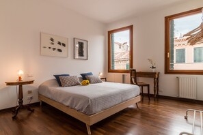 2 bedrooms, individually decorated, individually furnished, desk - Venezia Spirito Santo Canal View (Venice)