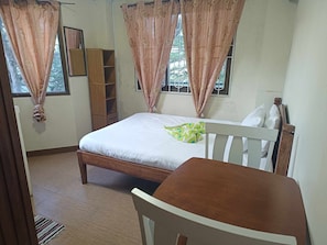 Habitación estándar, baño privado | Ropa de cama 