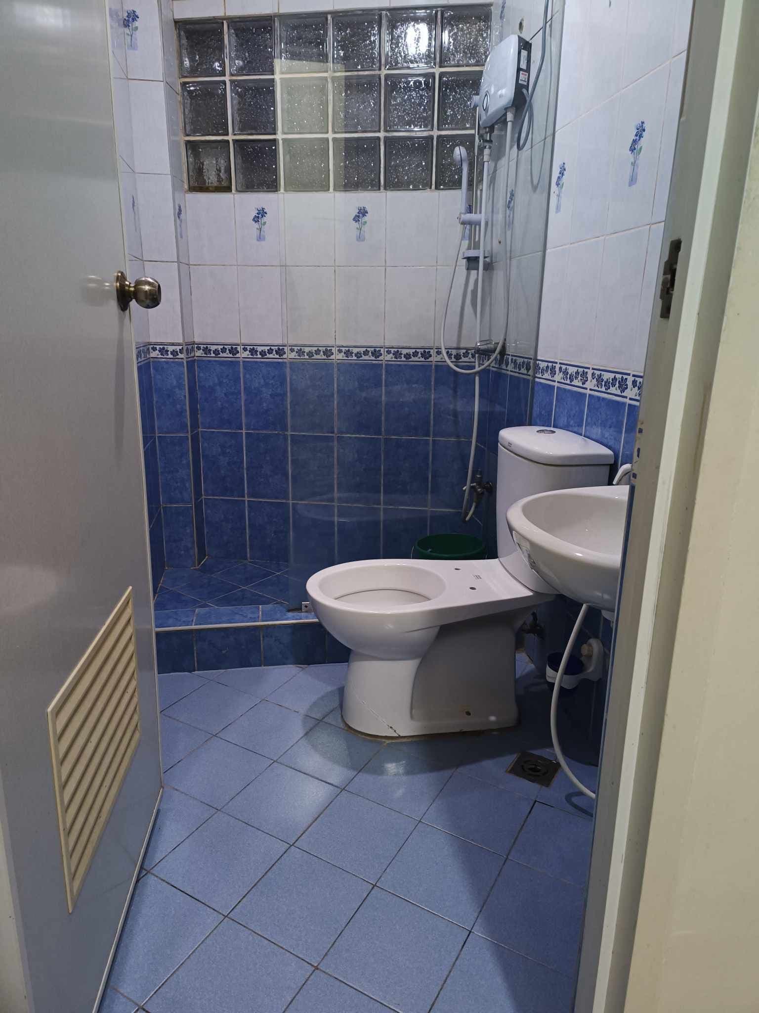Une salle de bain équipée de toilettes, d’un bidet et d’une douche.