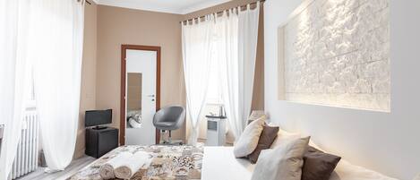 Tripla familiare | Minibar con snack e bevande gratuite, una cassaforte in camera