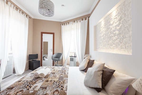 Chambre triple familiale | Articles de minibar gratuits, coffre-fort, bureau