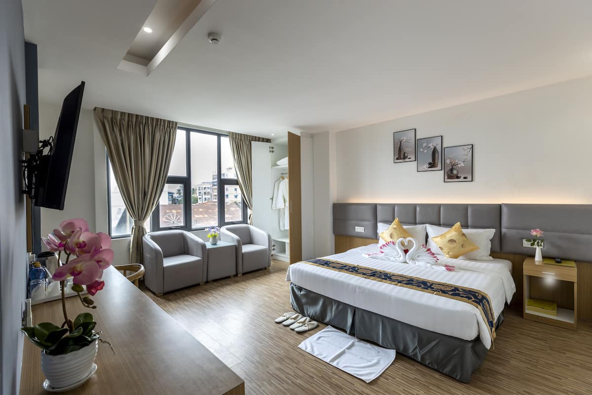 deluxe suite | 1 bedroom, minibar, in-room safe, desk