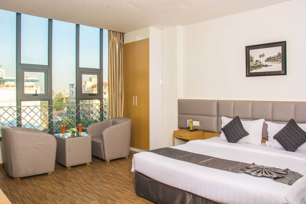 deluxe suite | 1 bedroom, minibar, in-room safe, desk