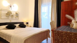 Double Room, Balcony | Individually decorated, desk, bed sheets - Avalena Rooms (Zadar)