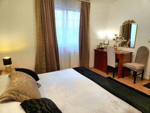 雙人房 | 書桌、床單