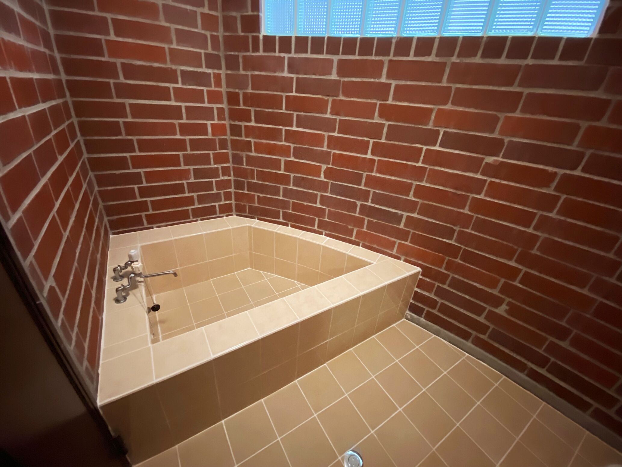 Bañera y ducha independientes y bañera profunda