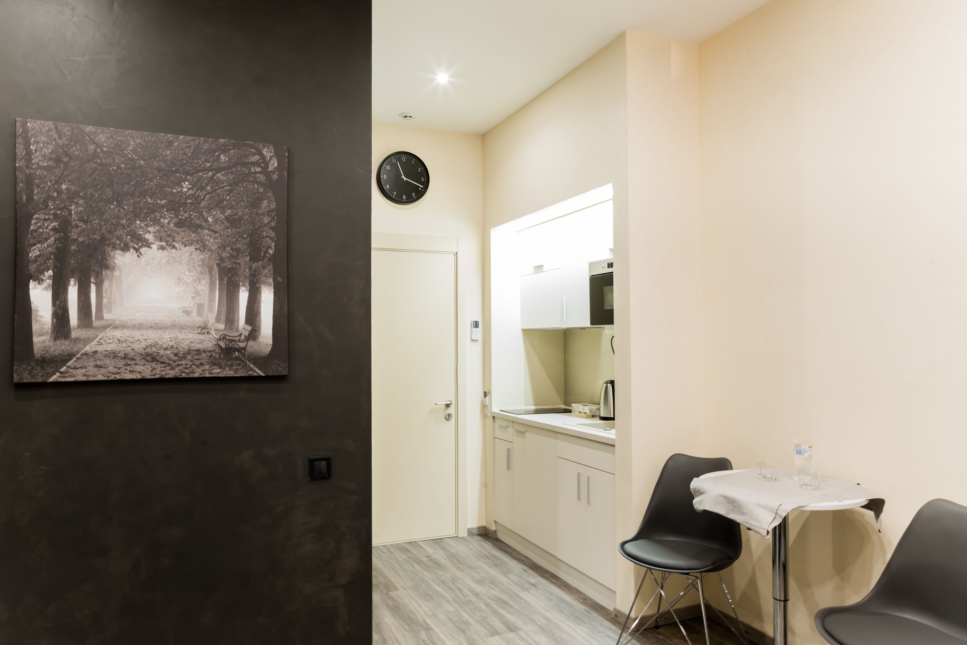 Departamento estándar, cocineta | Cocineta privada | Refrigerador, parrilla de estufa y tetera eléctrica 