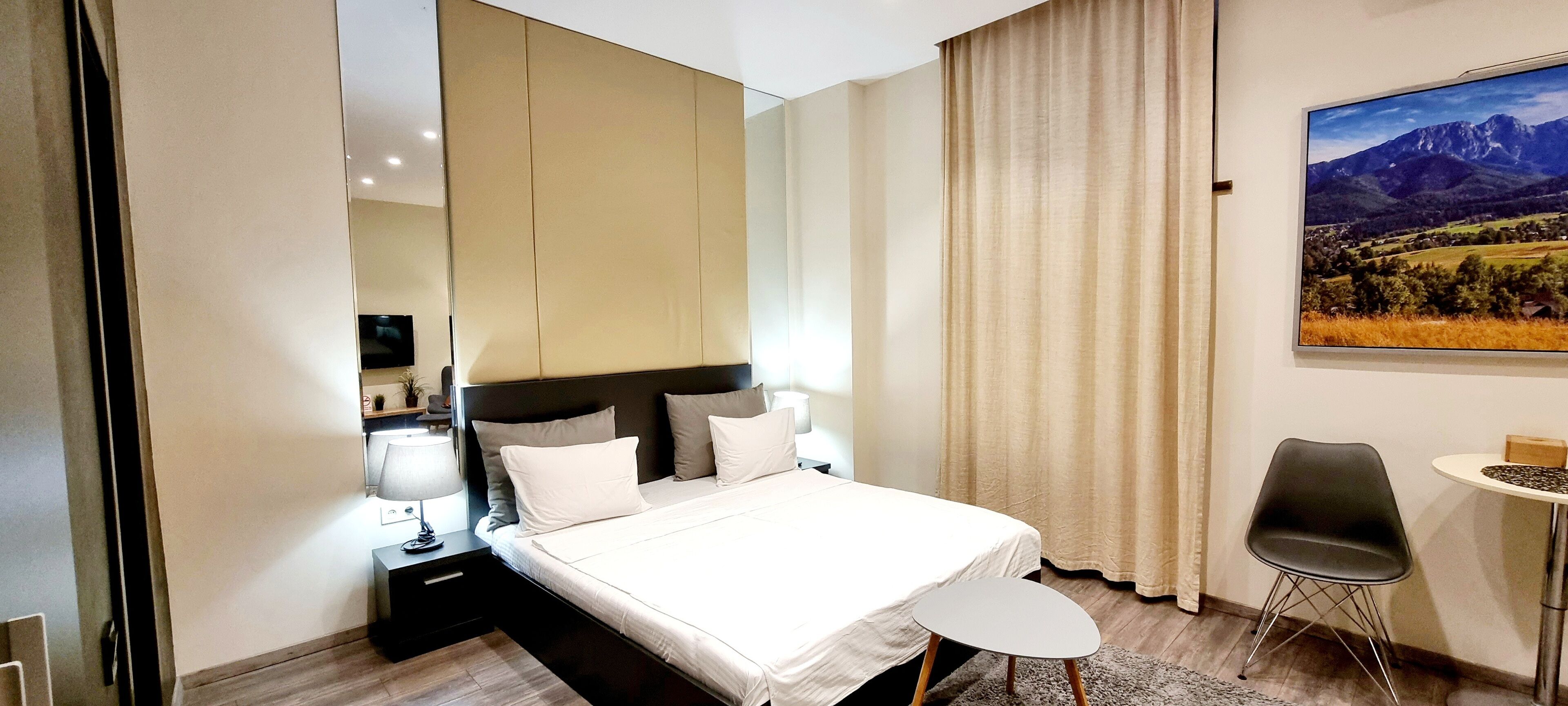 Standard-Apartment, Kochnische | Zimmersafe, Schreibtisch, laptopgeeigneter Arbeitsplatz