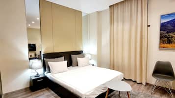 Standard-Apartment, Kochnische | Zimmersafe, Schreibtisch, laptopgeeigneter Arbeitsplatz