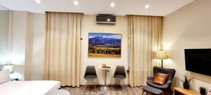 Căn hộ Tiêu chuẩn, bếp nhỏ | Két bảo mật tại phòng, bàn, khu vực làm việc phù hợp cho laptop 