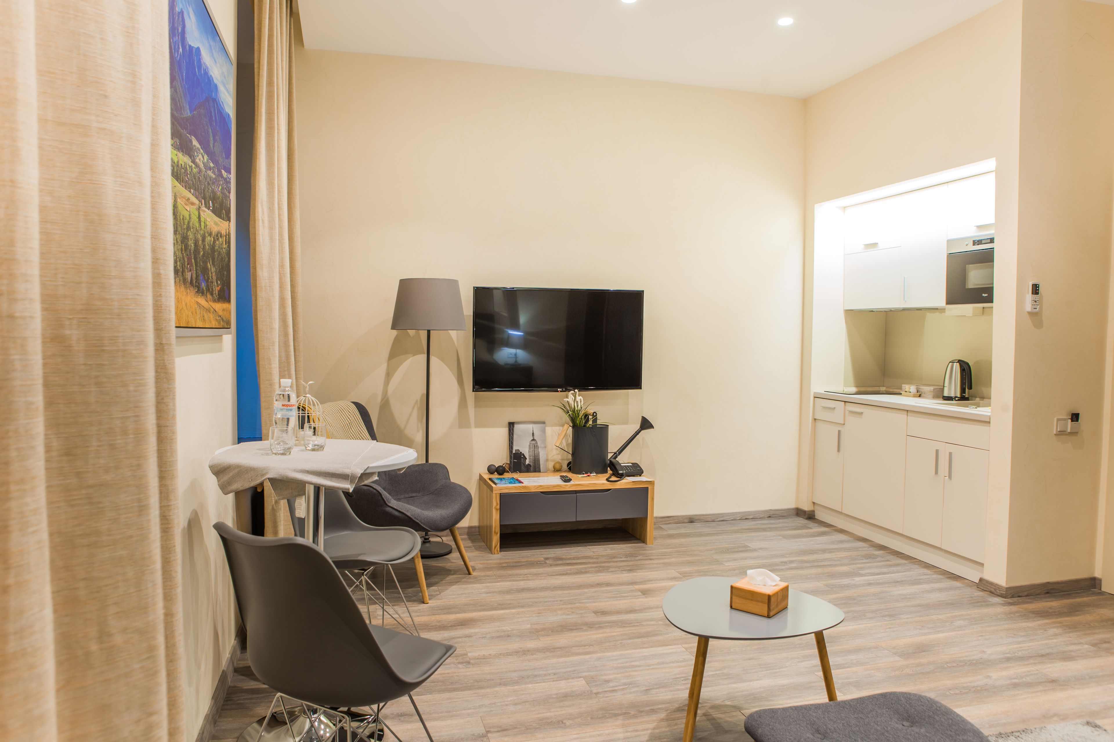 Departamento estándar, cocineta | Cocineta privada | Refrigerador, parrilla de estufa y tetera eléctrica 