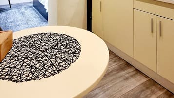 Apartamento família, 2 quartos, cozinha | Cozinha privada | Geladeira, cooktop, chaleira elétrica