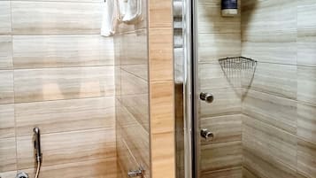 Standard-Apartment, Kochnische | Badezimmer | Dusche, kostenlose Toilettenartikel, Haartrockner, Hausschuhe