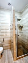 Apartamento estándar, cocina básica | Baño | Ducha, artículos de higiene personal gratuitos y secador de pelo