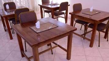 Se sirven desayunos, almuerzos y cenas; cocina internacional