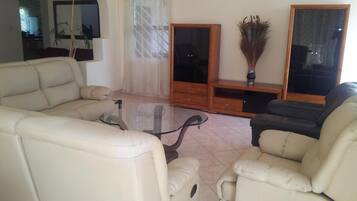32-inch flat-screen TV with cable channels, TV