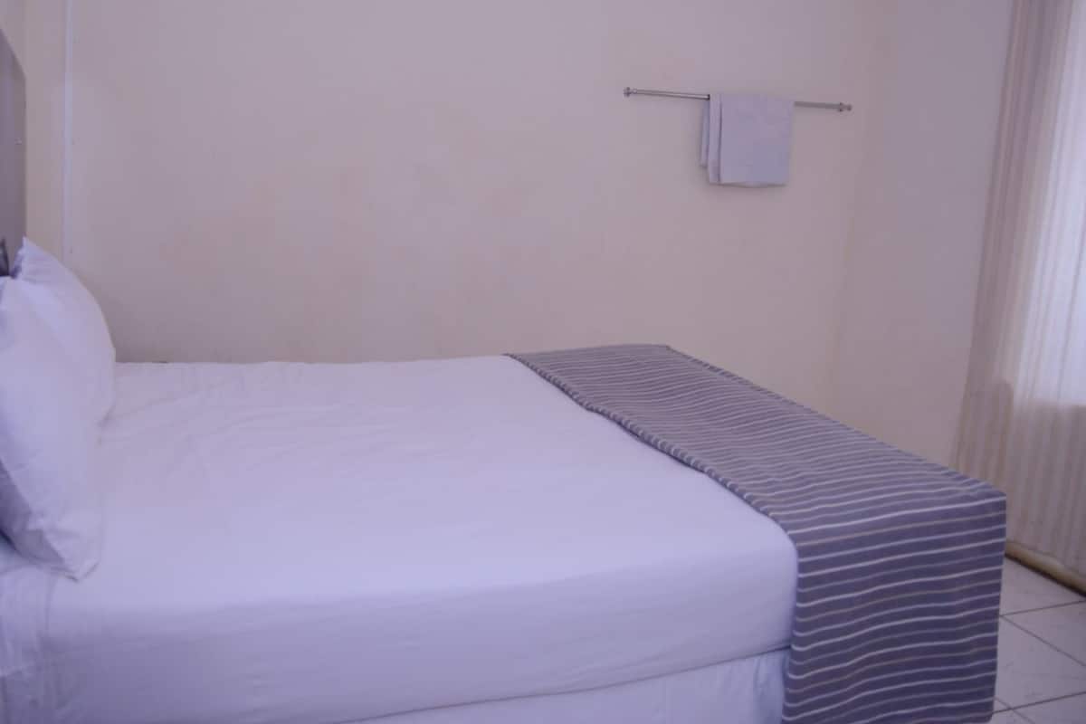 Quarto básico | Roupas de cama premium, escrivaninha, espaço de trabalho para notebook
