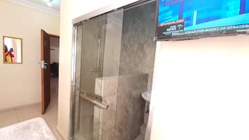 Shower, rainfall showerhead, free toiletries, towels