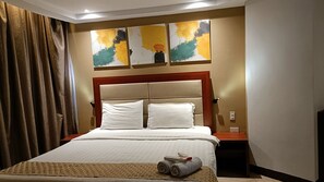 行政套房 | 办公桌、遮光窗帘、免费 WiFi、床单