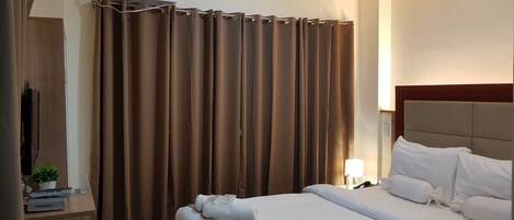 Standard Queen Room | Desk, blackout drapes, free WiFi, bed sheets