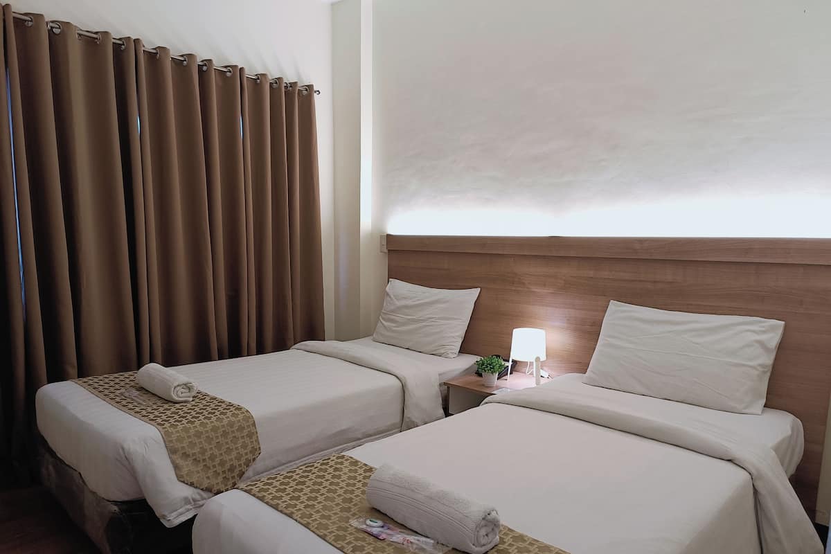Standard Twin Room | Desk, blackout drapes, free WiFi, bed sheets