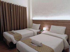 Standard Twin Room | Desk, blackout drapes, free WiFi, bed sheets - Sleep and Stay Hotel (Olongapo)