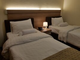 Standard Twin Room | Meja, langsir/tirai gelap terus, Wi-fi percuma, cadar katil 