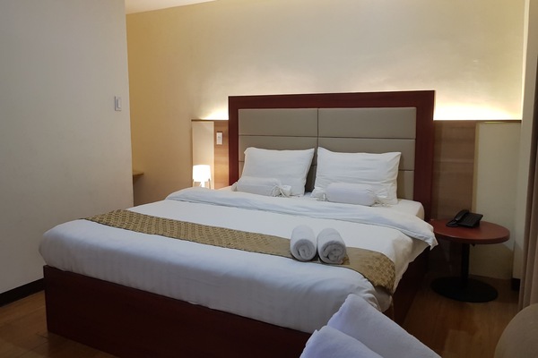 Family Room | Desk, blackout drapes, WiFi (free), bed sheets