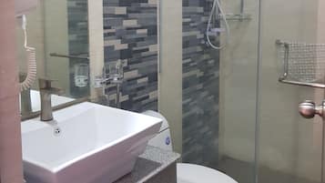 Familierom | Bad | Dusj, toalettartikler (inkludert) og håndklær