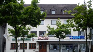 A building with a rose sign, a restaurant, and a FDM company. - Hotel Rose (Ebersbach an der Fils)