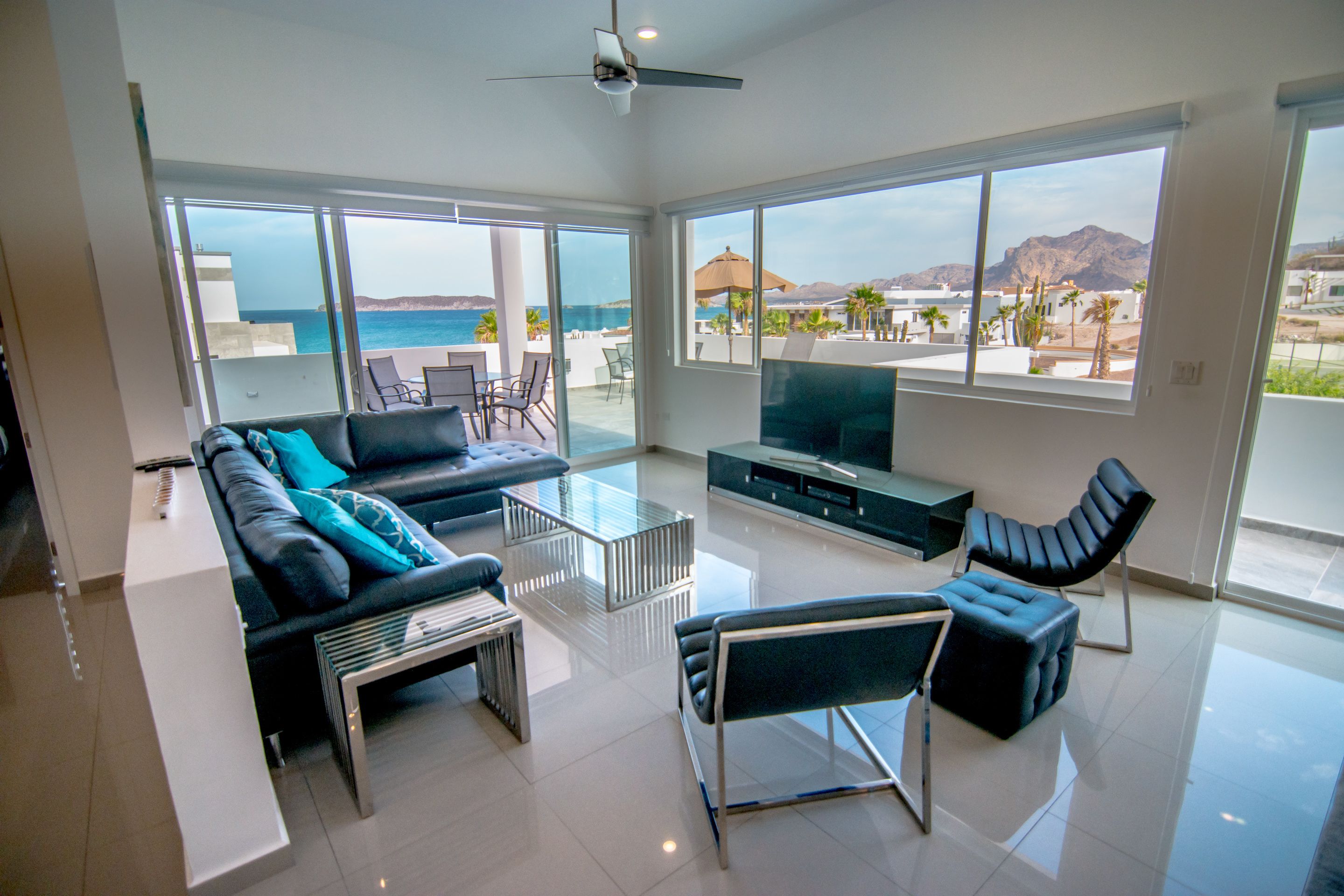 Luxury House, Berbilang Katil, Non Smoking, Ocean View | Ruang tamu | TV LCD 