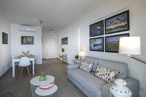 Living area - Mackenzie Zoe Seafront Suite (Larnaca)