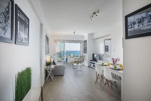 Apartment, 2 Schlafzimmer, Meerblick | Wohnbereich