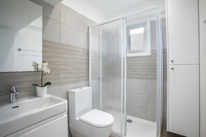 Bathroom - Mackenzie Zoe Seafront Suite (Larnaca)