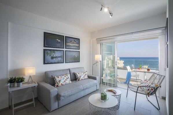 Living area - Mackenzie Zoe Seafront Suite (Larnaca)