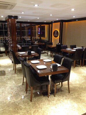 Café da manhã com buffet grátis todos os dias